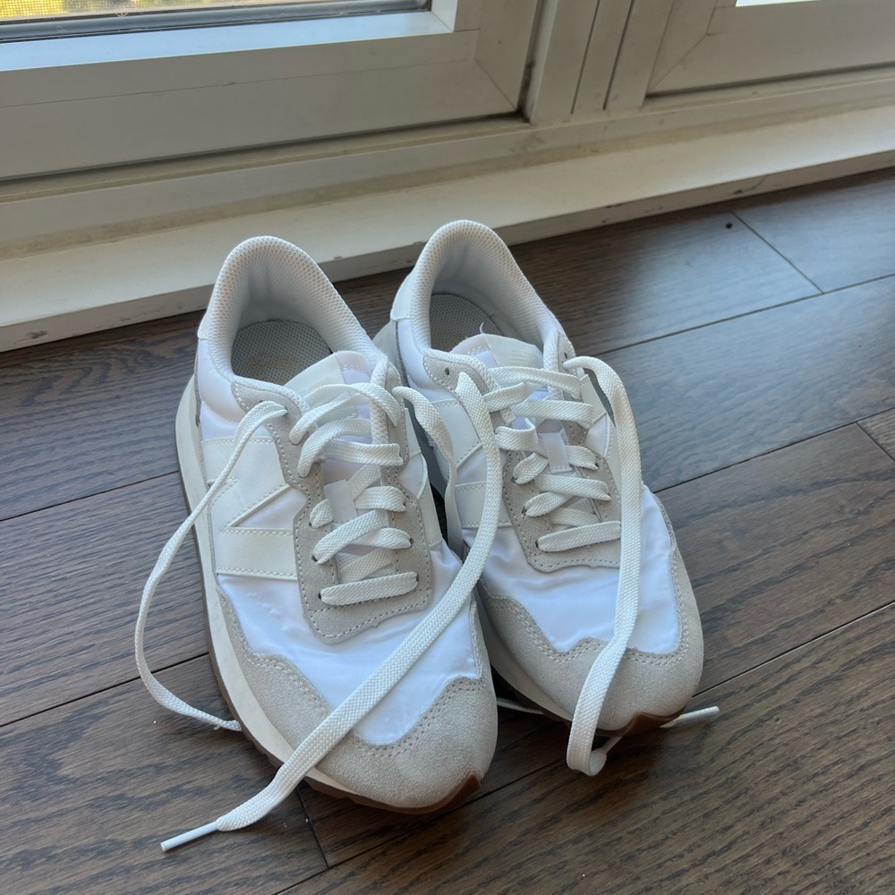 New Balance
Women's 237 Retro Sneaker